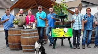 <p>Adam Mayer (Weingut Lauerbach), die Winzerfamilie Eddy und Marianne Hauck, Franz Kuhngamberger (Vorsitzender des CDU-Ortsverbands Impfingen), Ortsvorsteher Dominik Carle, Winzer Christian Baunach, Gudrun Weiske (Weingut Lauerbach) und Winzer Ulrich Buck (von links) freuen sich auf die "Sommer-Weinhocke".</p>