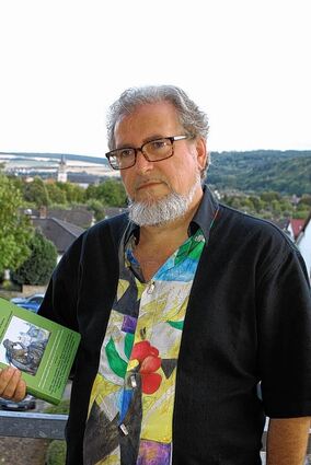 <p>Carl Gibson wird das Taubertal wohl bald verlassen. Nun präsentiert er sein neuestes Buch "Koryphäen der Einsamkeit und Melancholie in Philosophie und Dichtung (aus Antike, Renaissance und Moderne)".</p>