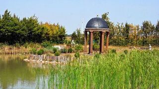 <p>Romantischer Schlosspark mit modernem Pavillon und Teichanlage: Der Garten wird neu gestaltet.</p>
