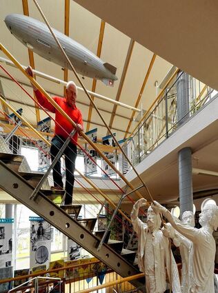 <p>Das Modell der "Hindenburg" schwebt über allem. Peter Schröder führt durch das Albert-Sammt-Zeppelin-Museum. Die weißen Figuren an den Seilen zeigen, dass bei Start und Landung bis zu 100 Männer benötigt wurden.</p>