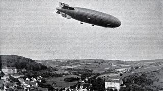 <p>Das 245 Meter lange Luftschiff "Graf Zeppelin" über Niederstetten.</p>