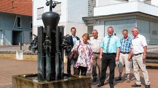 <p>Regierungspräsidentin Nicolette Kressl stattete der Gemeinde Höpfingen einen Besuch ab. Dabei waren Dr. Björn-Christian Kleih vom Landratsamt Mosbach und Bürgermeister Adalbert Hauck sowie Repräsentanten des Höpfinger Gemeinderates.</p>