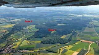 <p>Die Luftaufnahme zeigt links die Ortschaft Apfelbach und in der Umgebung die möglichen Windkonzentrationszonen 1 und 3. Der Gemeinderat der Stadt Bad Mergentheim will im Herbst entscheiden, ob die Stadt an diesen Zonen und deren bisher geplanten Umfang festhält, um dort den Bau von Windkraftanlagen zu erlauben.</p>