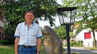 <p>Ortsvorsteher Norbert Wörner beim Rundgang mit den FN.</p>