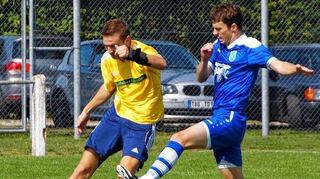 <p>FC Külsheim heißt der erste Spitzenreiter der Saison 2015/2016 in der Fußball-Kreisliga Tauberbischofsheim. Das Bild rechts zeigt eine Szene aus der Partie des FCK gegen den FC Eichel (6:3) mit Gerry Mhar Kaufmann (links) und Marcel Weis vom FCE. Das Bild links zeigt einen Zweikampf zwischen Markus Hörner vom SV Dertingen und Christoph Dick vom FC Hundheim/Steinbach. Der Vizemeister der vorigen Saison setzte sich gegen das Team aus Wertheim-Ost mit 3:1 Toren durch.</p>