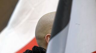 <p>Springerstiefel und Glatze (wie auf unserem Archivbild von einer Neonazi-Demonstration in Mainz im Jahr 2009) sind "out": Der "moderne" Neonazi kleidet sich heute eher unauffällig, in modischem Shirt und Schuhen, berichtet die Initiative "Mergentheim Gegen Rechts", die mit Vortrag und Konzert für Toleranz werben will.</p>