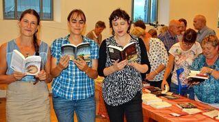 <p>Gina Greifenstein, Barbara Saladin und Anne Grießer (von links) lasen im Alten Schlachthof aus ihren Werken.</p>
