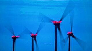 <p>Rote Warnleuchten blinken während der so genannten Blauen Stunde auf Windrädern: Blaufelden will planungstechnisch zuwarten.</p>