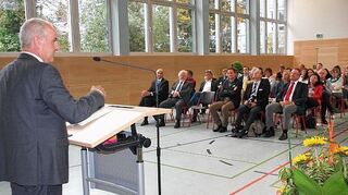 <p>Schulleiter Robert Dambach zeigte sich bei der Einweihung der Aula an der Kaufmännischen Schule beeindruckt vom Gesamtergebnis der Sanierung.</p>
