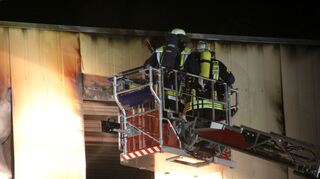 <p>Nach dem Brandanschlag auf die geplante Flüchtlingsunterkunft sollen vorerst keine weiteren Schutzsuchenden in die Kleinstadt Wertheim geschickt werden.</p>
