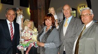 <p>In ihrer Heimatstadt stellt Puppenmacherin Hildegard Günzel (Zweite von links) einen Ausschnitt ihrer Arbeit aus. Bei der Vernissage unter anderem mit dabei (von links) Bürgermeister Wolfgang Vockel, Georg Maluck und Gernot Wamser.</p>