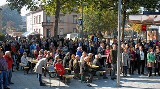 <p>Sehr rege frequentiert waren der Festakt und das Bahnhofsfest am Sonntagnachmittag zur offiziellen Einweihung des modernisierten Bahnhofs in Lauda.</p>