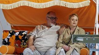 <p>In der Hollywood-Schaukel: Roland Bracht (Rocco) und Rebecca von Lipinski (Leonore).</p>