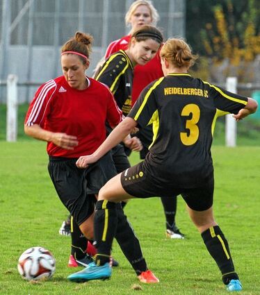 <p>Sandra Fiederling (links) "beschenkte" sich und ihre Mannschaft mit dem 2:1-Siegtreffer.</p>