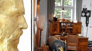 <p>Zufällige Entdeckung: Blick auf den Schreibtisch des Wissenschaftlers in der Röntgen-Gedächtnisstätte in Würzburg.</p>