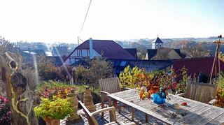 <p>Jessica Buschmeier-Gundel in ihrer "Schatzkammer". Ihre Sirups und Gelees stellt sie aus Grundzutaten her, die sie rund um die kleine Ortschaft Beimbach sammelt und zuhause verarbeitet: auf dem Esstisch ein buntes Farbenspiel.</p>