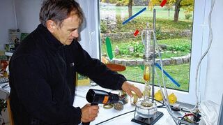 <p>Aus dem rohen Propolis gewinnt Hubert Stahl einen Extrakt.</p>