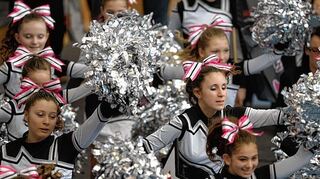 <p>Cheerleader feuern ihre Mannschaft an.</p>