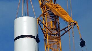<p>Präzisionsarbeit in luftiger Höhe: Das letzte Betonteil für den "Turm Nummer 4" wird fachgerecht platziert.</p>