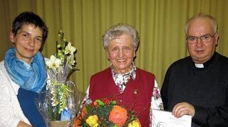 <p>Die geehrten Sängerinnen Christina Burger und Gertraud Löhr mit Pater Kasimir Fieden.</p>