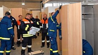 <p>Mitarbeiter des Technischen Hilfswerks und des Roten Kreuzes haben die neue Erstaufnahmestelle in Kleinheubach eingerichtet.</p>