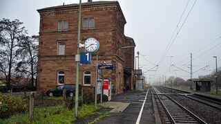<p>Der Bahnhof in Eubigheim ist vom Land Baden-Württemberg nicht als zusätzlicher Halt für die Regionalexpress-Züge vorgesehen. In Stuttgart wird eher Handlungsbedarf in Wölchingen, als Anbindung für das Unterzentrum Boxberg gesehen.</p>