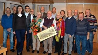 <p>Die Vorstandswahlen beim Heimat- und Kulturverein Großrinderfeld brachten einige Veränderungen. Nach zwölf Jahren gab Rudolf Geiger (Mitte) den Vorsitz an seinen Stellvertreter Dr. Jürgen Gernert (Siebter von links) ab. Geiger wurde einstimmig zum Ehrenvorsitzenden ernannt.</p>