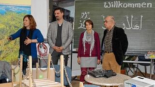 <p>Die Brücke dient als Symbol des Miteinanders von Kulturen. Warum es auf dem Weg dahin oft größere Probleme gibt, erläuterten bei der vhs in Tauberbischofsheim (von links) Dipl. Ing. Franziska Laue, Tobias Kegler, Yasmin ElHakim und Dipl. Ing. Bassam Sabbagh vom Verein Hiwar aus Stuttgart.</p>
