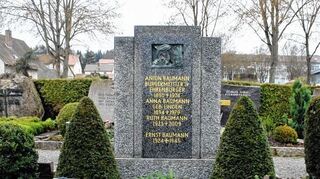 <p>Das Ehrengrab des Ehrenbürgers Anton Baumann auf dem Tauberbischofsheimer Friedhof im Jahr 2015.</p>