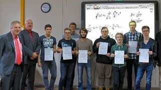 <p>Nach der Verleihung der Zertifikate (von links): Mathematiklehrer Roser, Schulleiter Dr. Gernert, Max Orlik, Christian Mages, Simon Ebert, Luca Umminger, Andreas Markert, Daniel Groß, Jonas Ebert, Mirco Volk und Bürgermeister Maertens.</p>