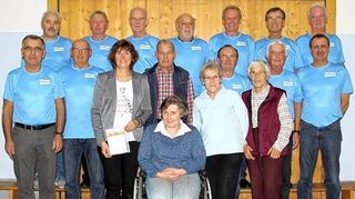 <p>18 Jedermänner im ETSV Lauda bedachte man nun fast ausschließlich mit dem Deutschen Sportabzeichen in Gold; mit dabei die Vereinsvorsitzende Anni Miller (vorne), die Beauftragte im Sportkreis, Jutta Hellmuth (rechts daneben), und Übungsleiter Wilfried Bickel (vordere Reihe, Zweiter von links).</p>