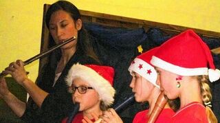 <p>Eine Flötengruppe Mandelberg-Grundschule Dertingen beim "Weihnachtszauber" in der Mandelberghalle.</p>