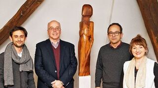 <p>Im Bezirksmuseum wurde eine Dauerausstellung über den Buchener Künstler Fernand Semma eröffnet. Das Bild zeigt (von links) Regisseur David Grimaud, Professor Dr. Edmund Link, Bürgermeister Roland Burger und Isabelle Semma mit der Skulptur "Madame".</p>