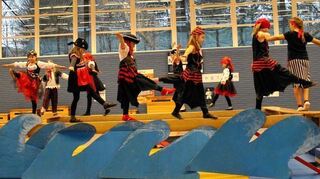 <p>"Film und Fernsehen" als Thema: Vor erneut vollem Haus verlief die Schaudarbietung der Turnabteilung des ETSV Lauda in der Sporthalle; hier die Leistungsgruppe beim "Fluch der Karibik".</p>