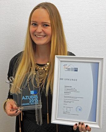 <p>Raphaela Dürr aus Lauda ist von der IHK Mainfranken zur besten bayrischen Auszubildenden geehrt worden und gehört auch deutschlandweit zu den Besten ihres Jahrgangs.</p>