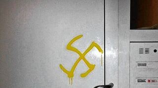 <p>Dieses Hakenkreuz schmierten die noch unbekannten Täter an die Tür in der Neben-zollgasse in Wertheim.</p>