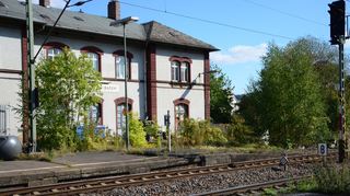 <p>Die Bahnhofsstation in Königshofen, an der täglich etwa 200 Reisende aus- und einsteigen, soll neben dem Blindenleitsystem und einer Bahnsteigerhöhung gegebenenfalls auch einen neuen Außenbahnsteig erhalten, sowie stufenfreie Bahnsteigzugänge.</p>