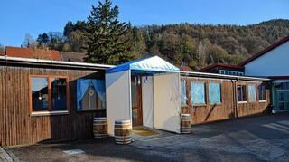 <p>In der Baracke neben der Schulturnhalle sollen künftig Oktoberfeste für Schiffstouristen veranstaltet werden.</p>