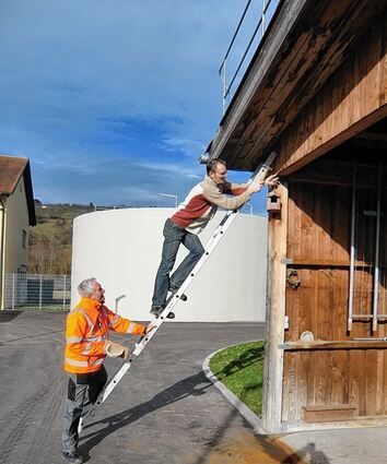<p>Mitglieder der Nabu-Ortsgruppe brachten zusammen mit Betriebsleiter Anton Kappes (links) Nisthilfen auf dem Areal der Kläranlage in Unterschüpf an.</p>