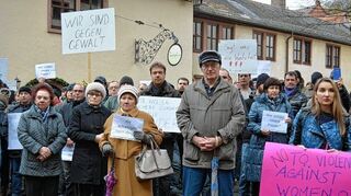 <p>Mit zahlreichen Transparenten brachten gestern in Wertheim Demonstrationsteilnehmer ihre Meinung zum Ausdruck.</p>