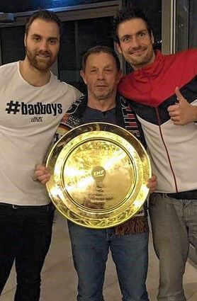 <p>Der ehemalige Trainer feiert mit: Kirchzells Coach Gottfried Kunz mit der EM-Siegerschale sowie seinen beiden früheren Schützlingen Andreas Wolff (links) und Carsten Lichtlein (rechts).</p>