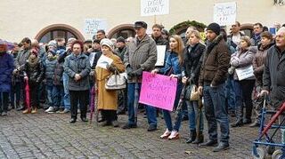 <p>Rund 400 Menschen versammelten sich am Sonntag vor dem Rathaus, um ihren Sorgen Ausdruck zu verleihen. Die Demo war auch Thema im Gemeinderat.</p>