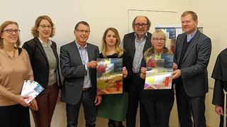 <p>Die Verantwortlichen des Projekts mit Künstler Ludger Hinse (Vierter von rechts).</p>