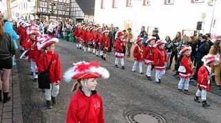 <p>Ein bunter Fastnachtsumzug mit mehr als 1100 Teilnehmern schlängelte sich am Samstag durch die Straßen von Königheim. Zahlreiche Schaulustige ließen sich das bunte Spektakel nicht entgehen.</p>
