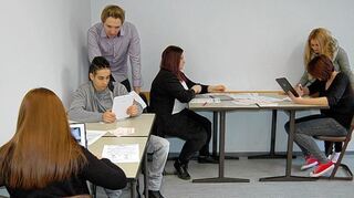 <p>Schüler der Kaufmännischen Schule Tauberbischofsheim arbeiten im Wirtschaftsunterricht mit Tablets.</p>