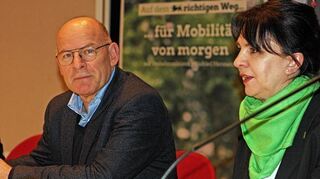 <p>Längst vorbei seien die Zeiten mit einfachen Lösungen, machte der Landesminister für Verkehr und Infrastruktur, Winfried Hermann (links), beim Talk im Technologie- und Gründerzentrum in Tauberbischofsheim deutlich. Mit dabei war auch die Landtagskandidatin der Grünen, Birgit Väth.</p>