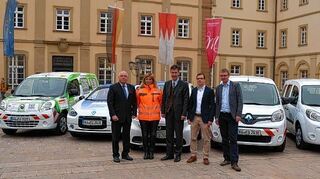 <p>Zur Präsentation der fünf städtischen Elektro-Pkw kamen im Würzburger Rathausinnenhof der Kommunal- und Umweltreferent Wolfgang Kleiner, Abteilungsleiterin Stadtreinigung und Winterdienst Elke Schwarze, Oberbürgermeister Christian Schuchardt, Klimaschutzmanager Philipp Mähler und der Fachbereichsleiter Umwelt- und Klimaschutz Jakob Frommer zusammen (von links).</p>