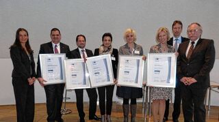 <p>Die Urkunden überreichten in einer Feierstunde die Hauptgeschäftsführerin der Kammer, Elke Schweig (links), und Kammerpräsident Professor Dr. Harald Unkelbach (rechts) an die Vertreter der Betriebe.</p>