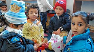<p>Spielen im Kindergarten, um von den schrecklichen Erlebnissen in Syrien abzulenken und die Kinder auf andere Gedanken zu bringen.</p>