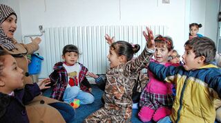<p>Die kleine Hanan, Flüchtlingskind aus Syrien, hat mit ihren fünf Jahren grausame Gewalt und den Tod gesehen. Heute lebt sie mit ihrer Familie in Jordanien und besucht den Trauma-Kindergarten in dem Örtchen Manshia im Norden des Landes.</p>